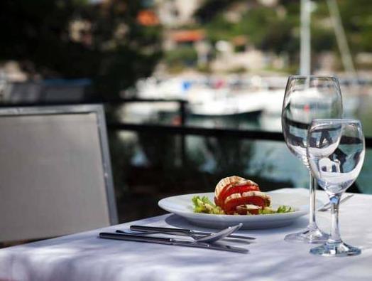 Hotel Cavtat The 3-star Hotel Cavtat offers comfort and convenience whether youre on business or holiday in Cavtat. The hotel offers guests a range of services and amenities designed to provide comfort and conven