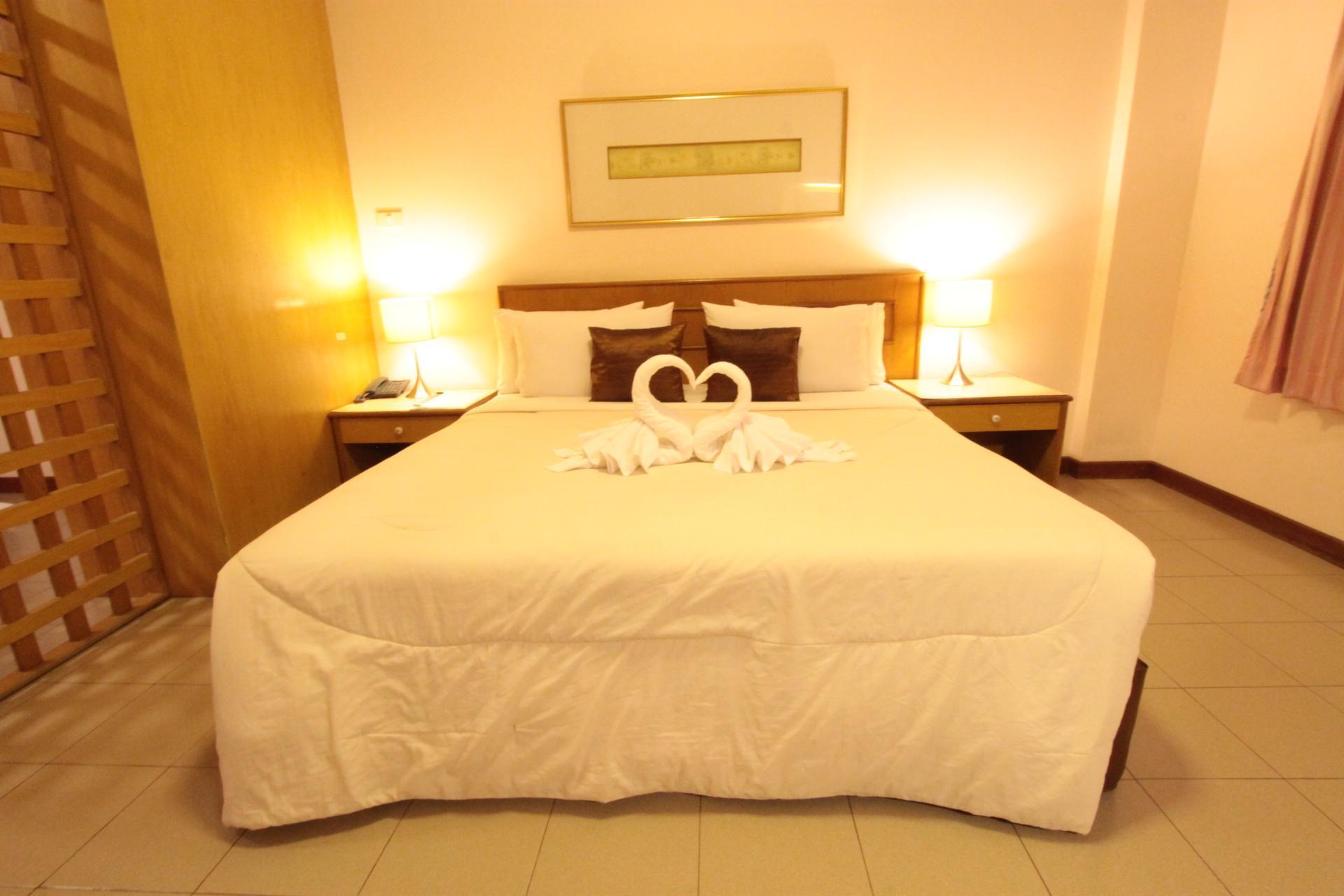 Rattana Park Hotel Located in Phitsanulok City Center, Rattana Park Hotel is a perfect starting point from which to explore Phitsanulok. The hotel offers a high standard of service and amenities to suit the individual n