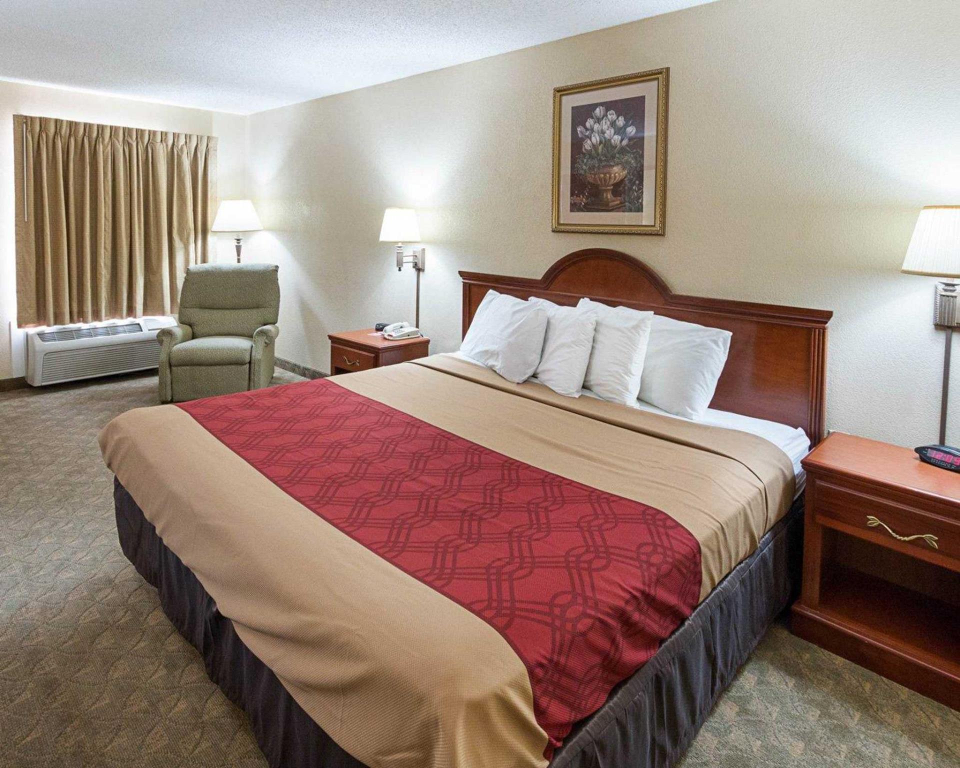 Econo Lodge Econo Lodge is a popular choice amongst travelers in Hillsboro (TX), whether exploring or just passing through. The hotel offers a wide range of amenities and perks to ensure you have a great time. Ta