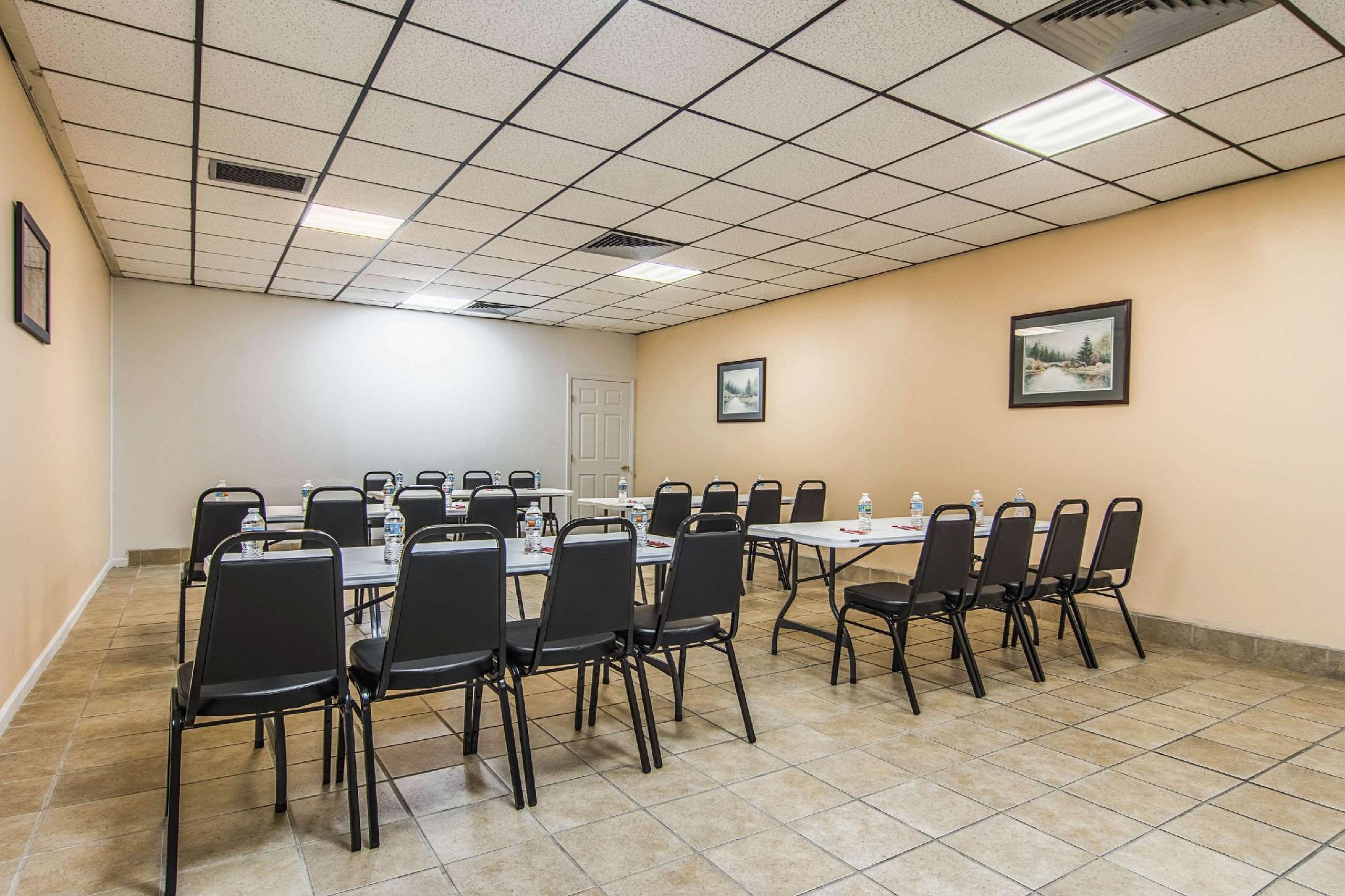 Econo Lodge Fort Payne The 3-star Econo Lodge Fort Payne offers comfort and convenience whether youre on business or holiday in Fort Payne (AL). The hotel offers a wide range of amenities and perks to ensure you have a gre