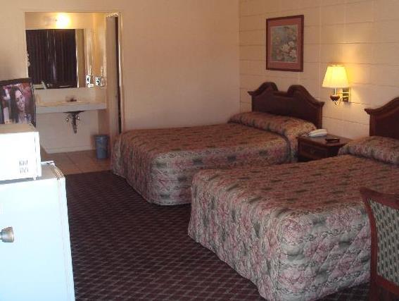 Rodeway Inn Stop at Holiday Motor Lodge to discover the wonders of Nashville (AR). The hotel offers a wide range of amenities and perks to ensure you have a great time. Free Wi-Fi in all rooms, 24-hour front desk