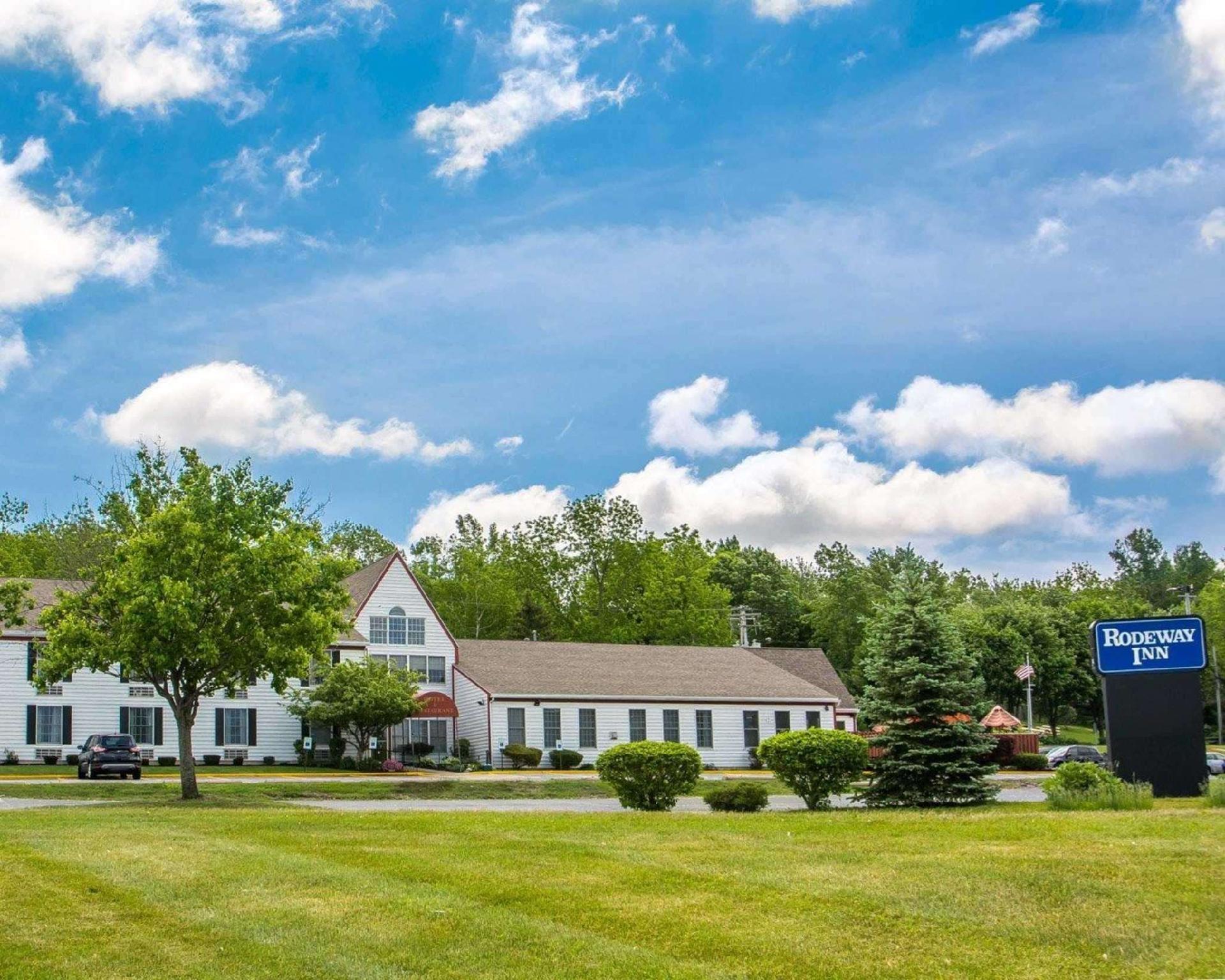 Rodeway Inn Lakeville Rodeway Inn Lakeville is a popular choice amongst travelers in Lakeville (NY), whether exploring or just passing through. The hotel offers a wide range of amenities and perks to ensure you have a grea