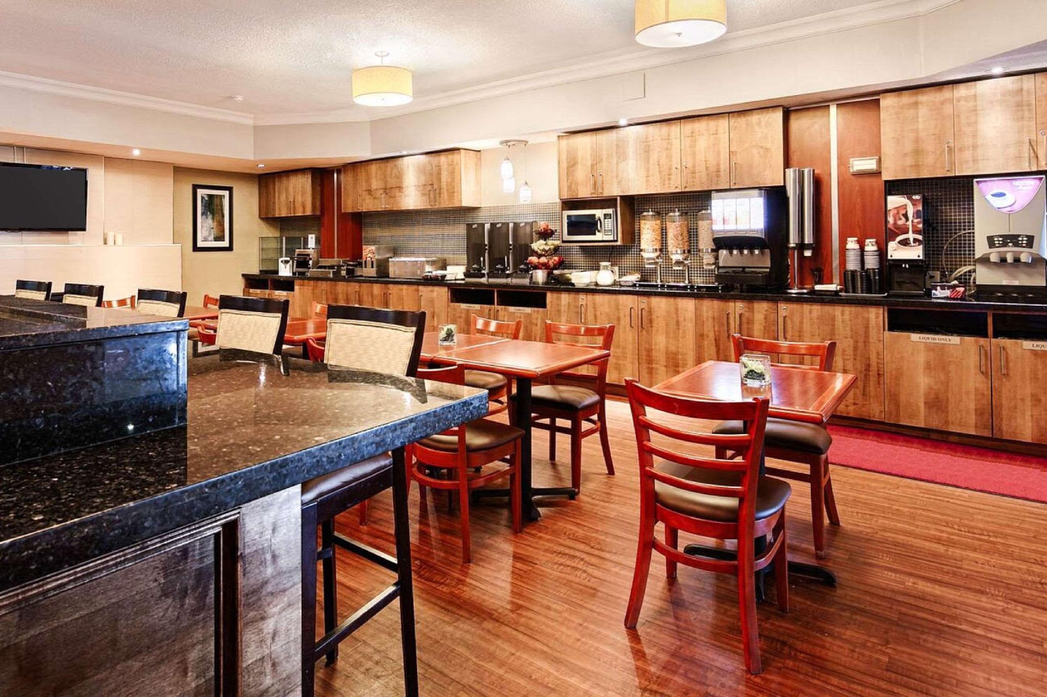 Quality Inn & Suites Brampton Located in Brampton, Quality Inn & Suites is a perfect starting point from which to explore Brampton (ON). Featuring a satisfying list of amenities, guests will find their stay at the property a comfo