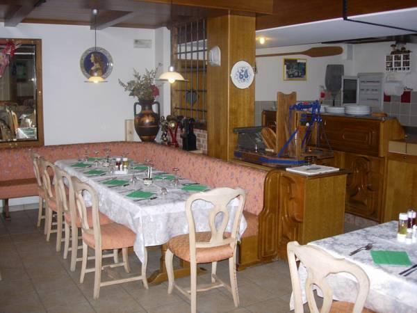 This photo about Hotel Niagara shared on HyHotel.com