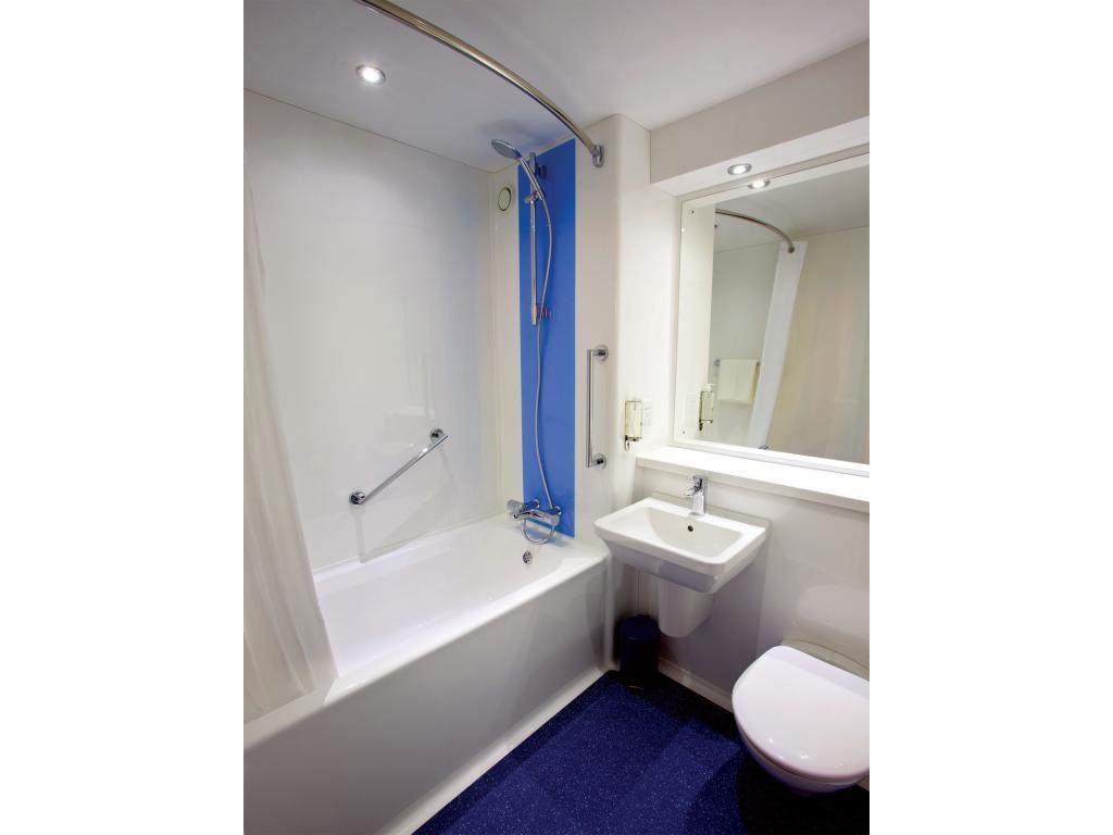 Travelodge Milton Keynes Central The 3-star Travelodge Milton Keynes Central offers comfort and convenience whether youre on business or holiday in Milton Keynes. Both business travelers and tourists can enjoy the propertys facilit