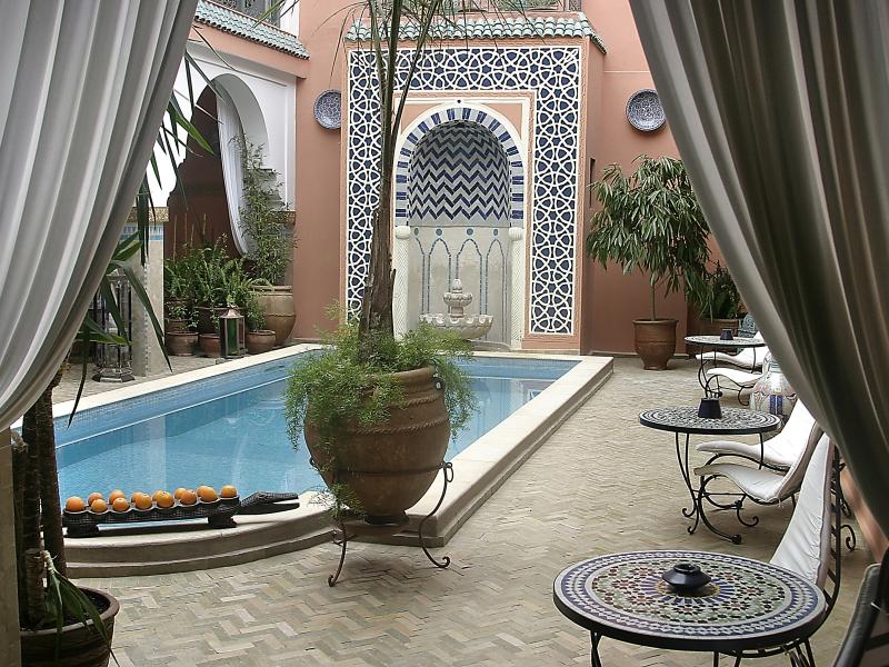 Riad Dar Al Farah Riad Dar Al Farah is conveniently located in the popular Medina area. The property features a wide range of facilities to make your stay a pleasant experience. To be found at the hotel are free Wi-Fi 