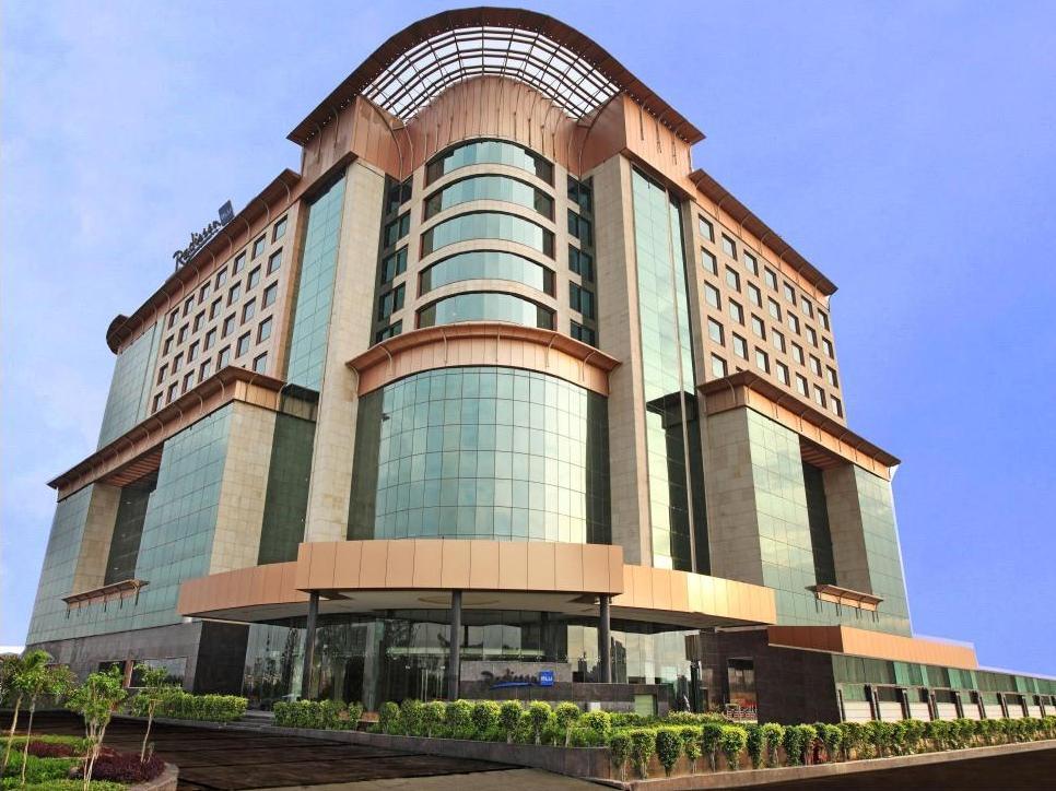 Hotel Radisson Blu Kaushambi Delhi NCR Set in a prime location of New Delhi and NCR, Hotel Radisson Blu Kaushambi Delhi NCR puts everything the city has to offer just outside your doorstep. The property features a wide range of facilities 