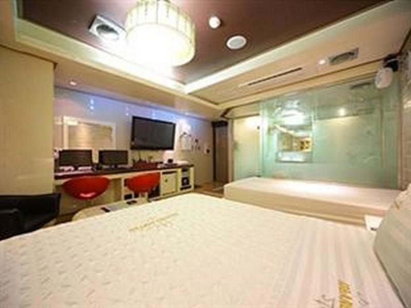 Hotel Louis Ideally located in the prime touristic area of Jungwon-gu, Hotel Louis promises a relaxing and wonderful visit. The property features a wide range of facilities to make your stay a pleasant experience