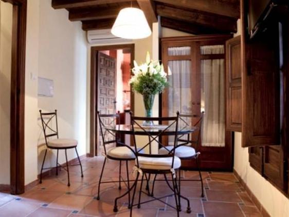 Suites Casa Cuesta del Agua Suites Casa Cuesta del Agua is perfectly located for both business and leisure guests in Granada. Featuring a complete list of amenities, guests will find their stay at the property a comfortable one.