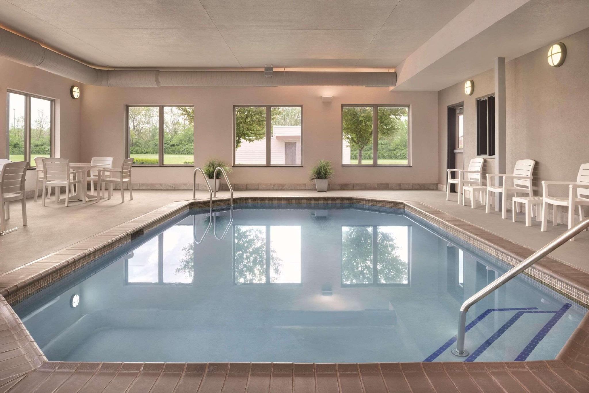 Slide image 2 for Country Inn & Suites by Radisson, Springfield Southeast