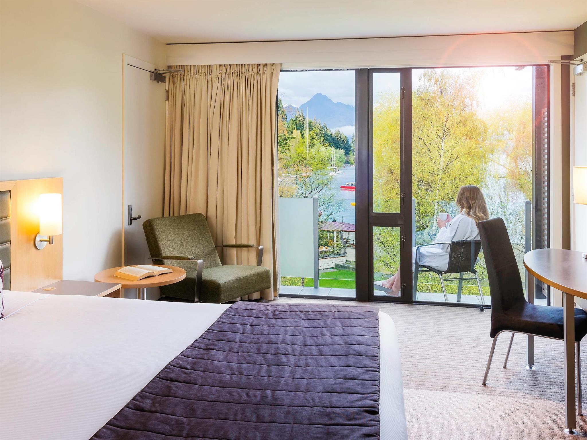 Novotel Queenstown Lakeside Located in Queenstown City Center, Novotel Queenstown Lakeside Hotel is a perfect starting point from which to explore Queenstown. The hotel has everything you need for a comfortable stay. 24-hour roo