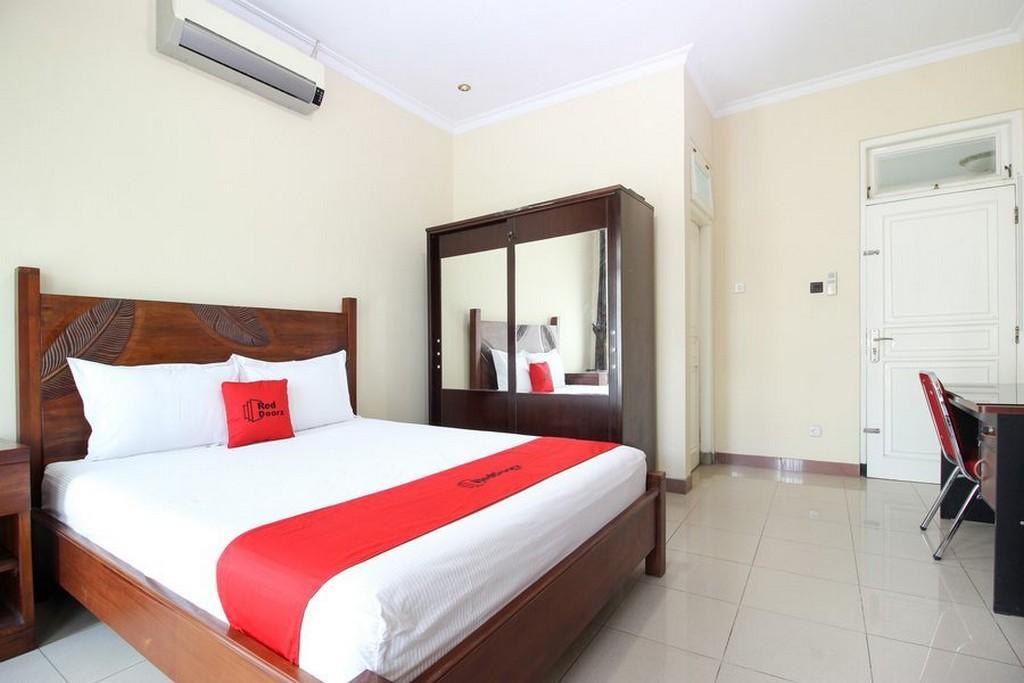 RedDoorz Plus near STIE YKPN RedDoorz Plus near STIE YKPN is conveniently located in the popular Depok area. Offering a variety of facilities and services, the property provides all you need for a good nights sleep. Take advanta