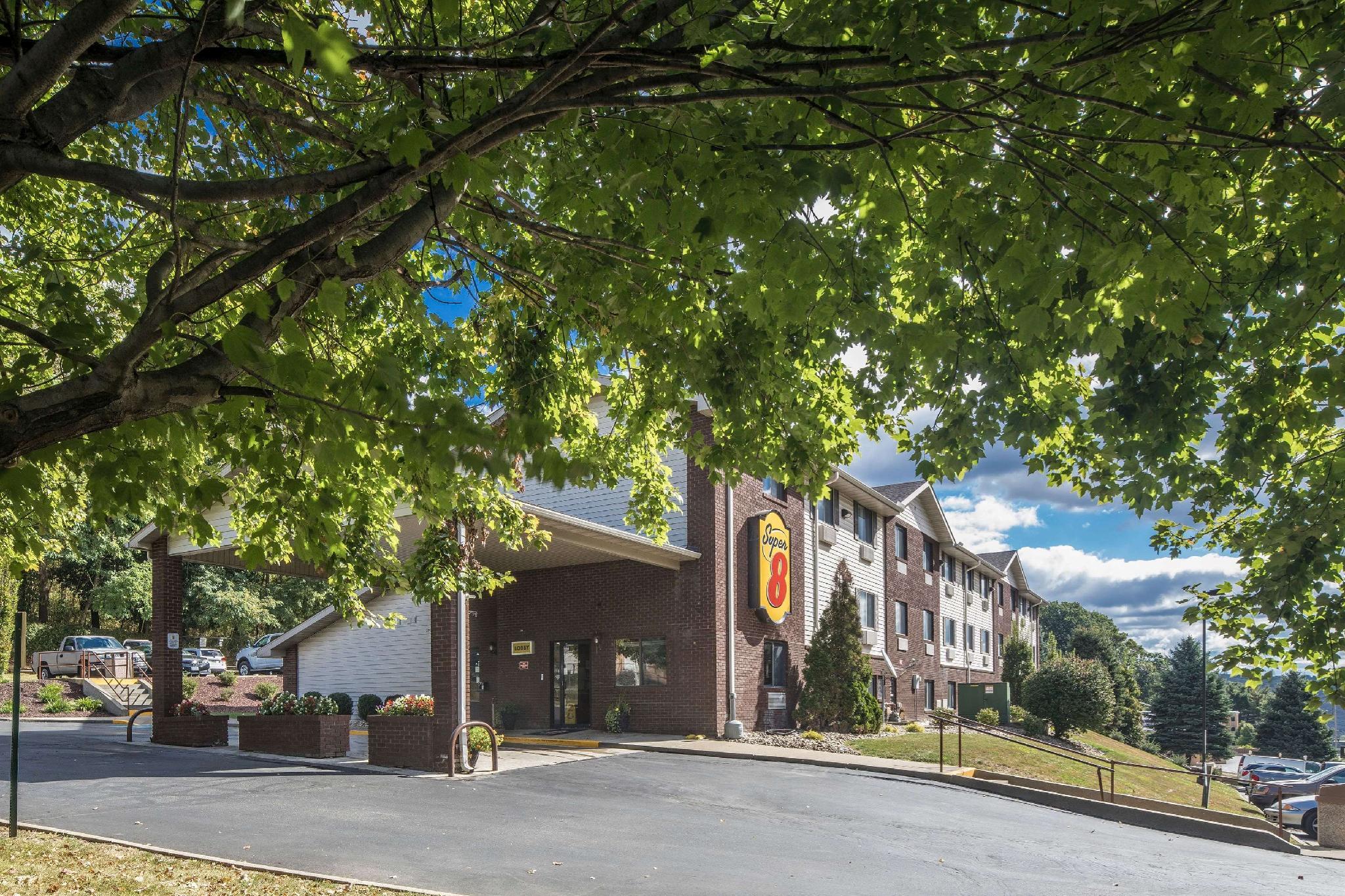 Super 8 By Wyndham Steubenville Stop at Super 8 Steubenville to discover the wonders of Steubenville (OH). Both business travelers and tourists can enjoy the propertys facilities and services. Service-minded staff will welcome and 