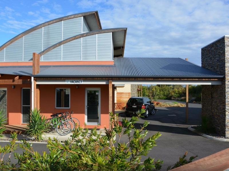 A Must at Coonawarra Apartment The 4.5-star A Must at Coonawarra Apartment offers comfort and convenience whether youre on business or holiday in Penola. The hotel offers a wide range of amenities and perks to ensure you have a gr