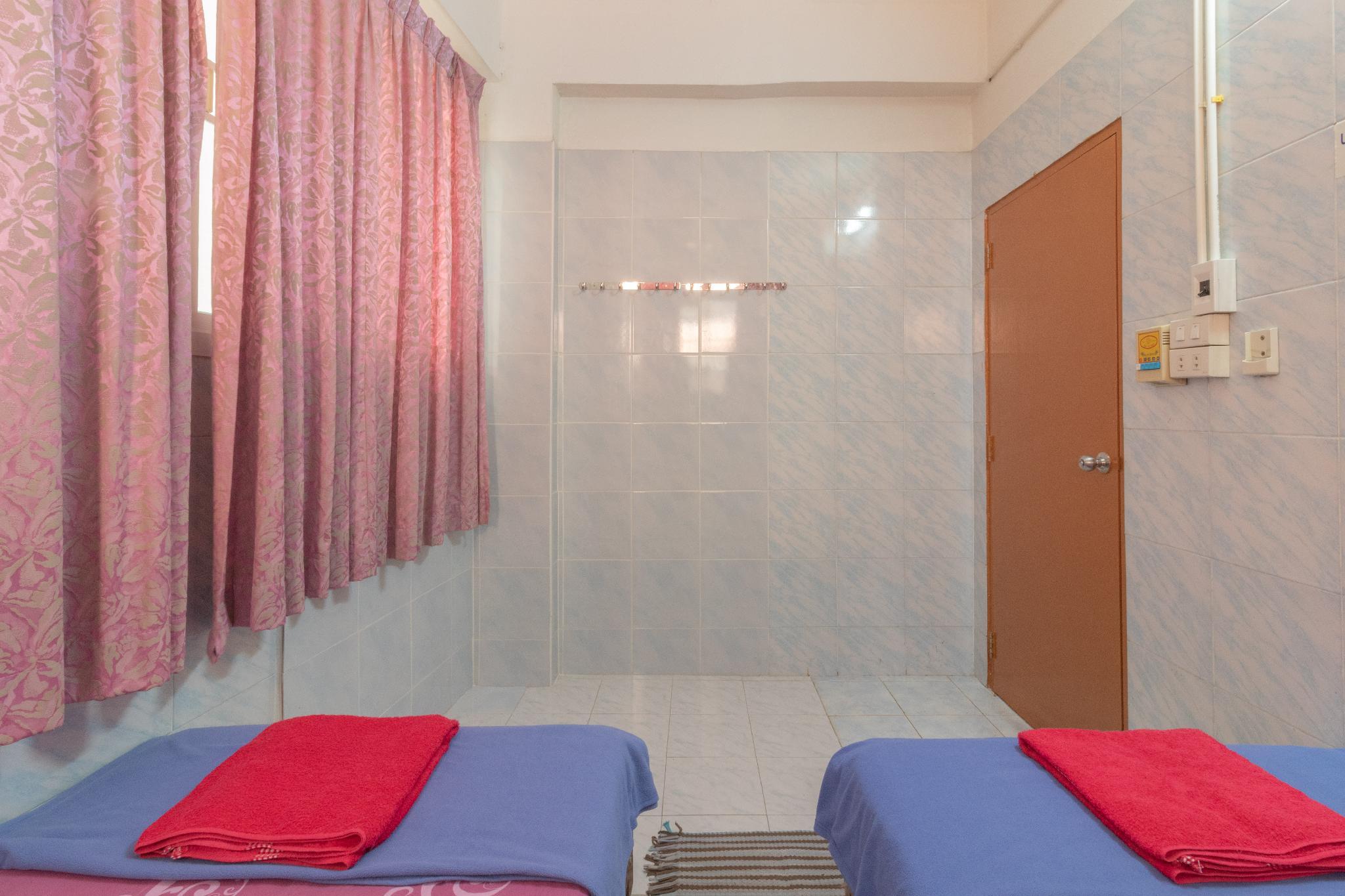 New Central Guesthouse New Central Guesthouse is conveniently located in the popular Khaosan area. The property offers a high standard of service and amenities to suit the individual needs of all travelers. Facilities like 