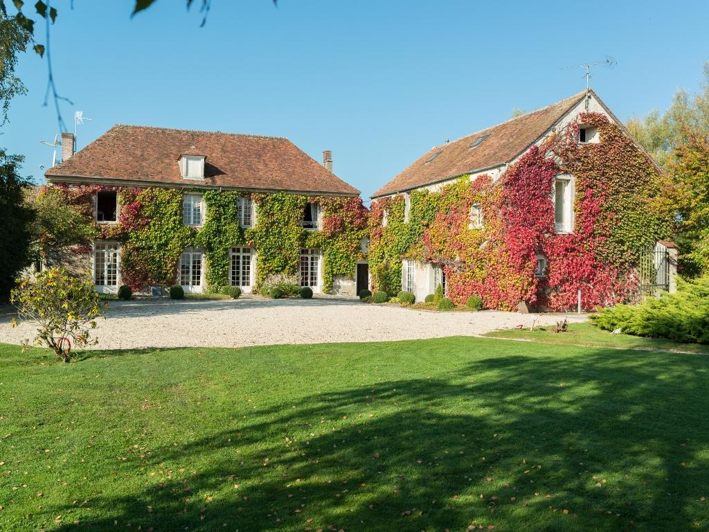 Relais du Silence Domaine de Bellevue The 3-star Relais du Silence Domaine de Bellevue offers comfort and convenience whether youre on business or holiday in Neufmoutiers-en-Brie. The property features a wide range of facilities to make 