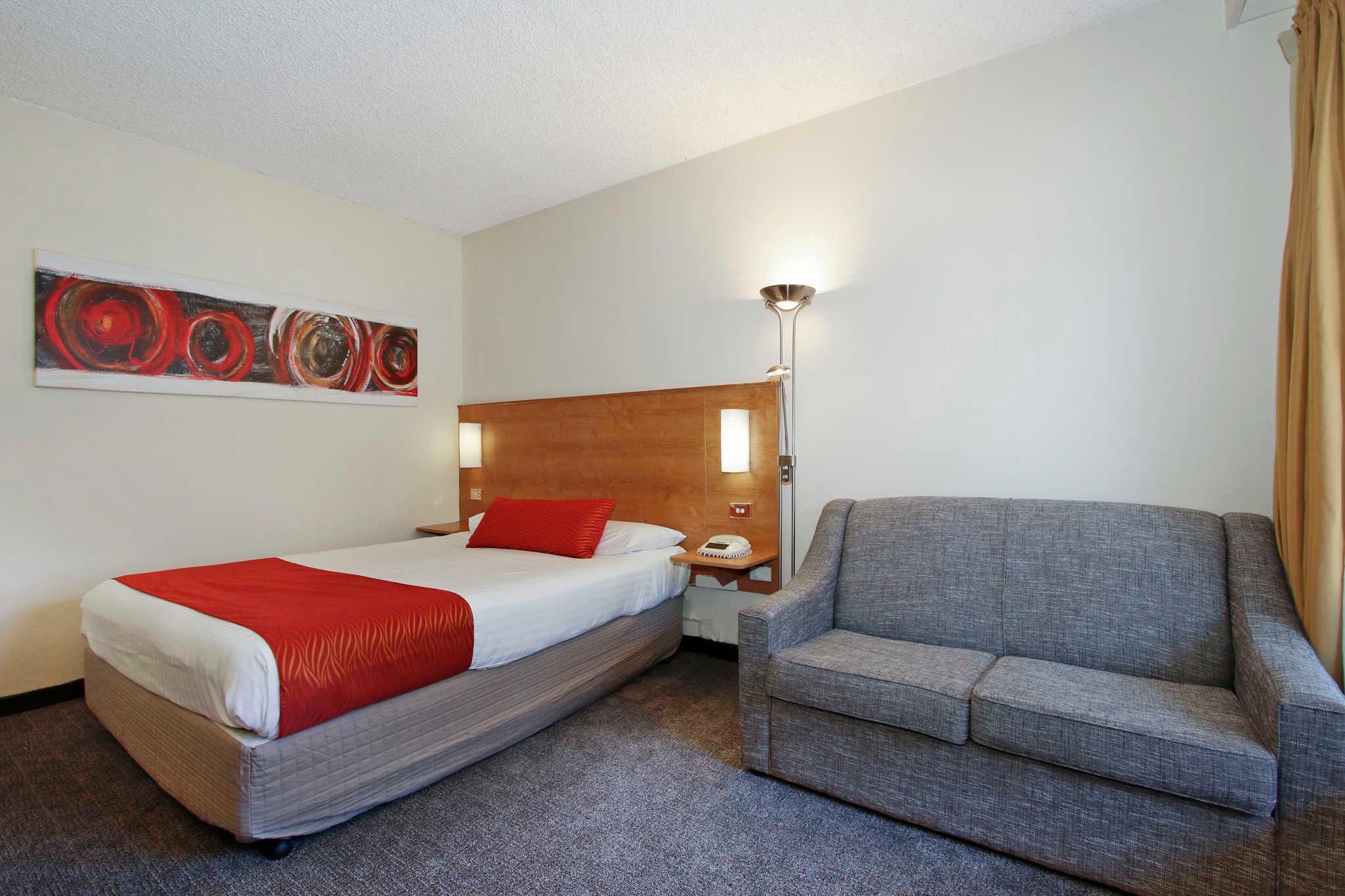 Econo Lodge Griffith Motor Inn Econolodge Griffith Motor Inn is perfectly located for both business and leisure guests in Griffith. Both business travelers and tourists can enjoy the hotels facilities and services. Service-minded 