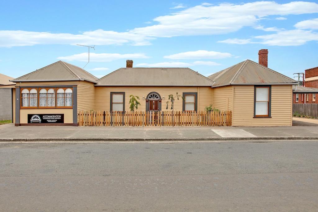 Robinson Cottage Robinson Cottage is conveniently located in the popular Oatlands area. The property features a wide range of facilities to make your stay a pleasant experience. Facilities like car park, family room a