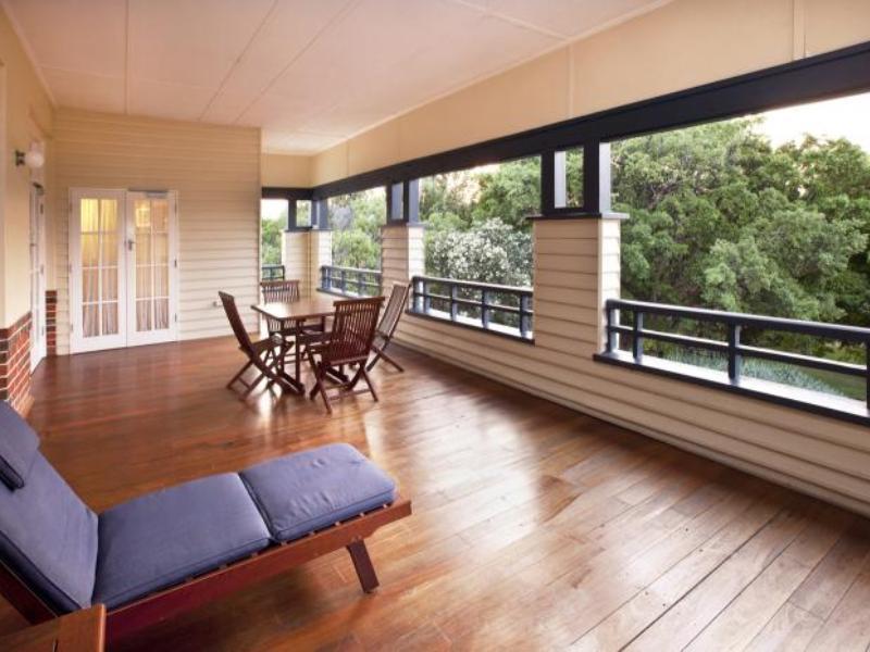 Caves House Hotel & Apartments Yallingup Located in Yallingup, Western Australia, Caves House Hotel and Apartments offers a choice of accommodation from budget rooms to luxury suites and self-contained apartments (formerly Sea Shells Apartme