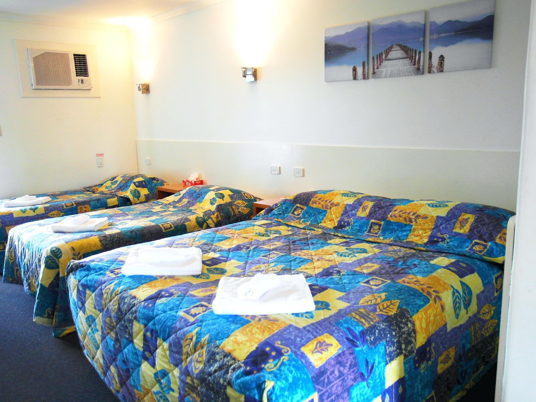 Toorak Lodge Motel Set in a prime location of Perth, Toorak Lodge Motel puts everything the city has to offer just outside your doorstep. The hotel offers a high standard of service and amenities to suit the individual 