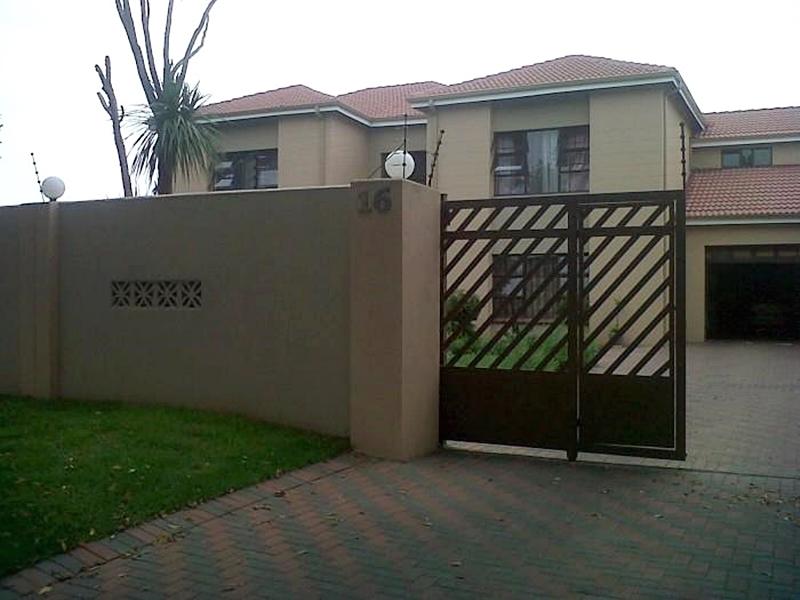 Ikaze Guesthouse Ikaze Guesthouse is a popular choice amongst travelers in Johannesburg, whether exploring or just passing through. The property features a wide range of facilities to make your stay a pleasant experie