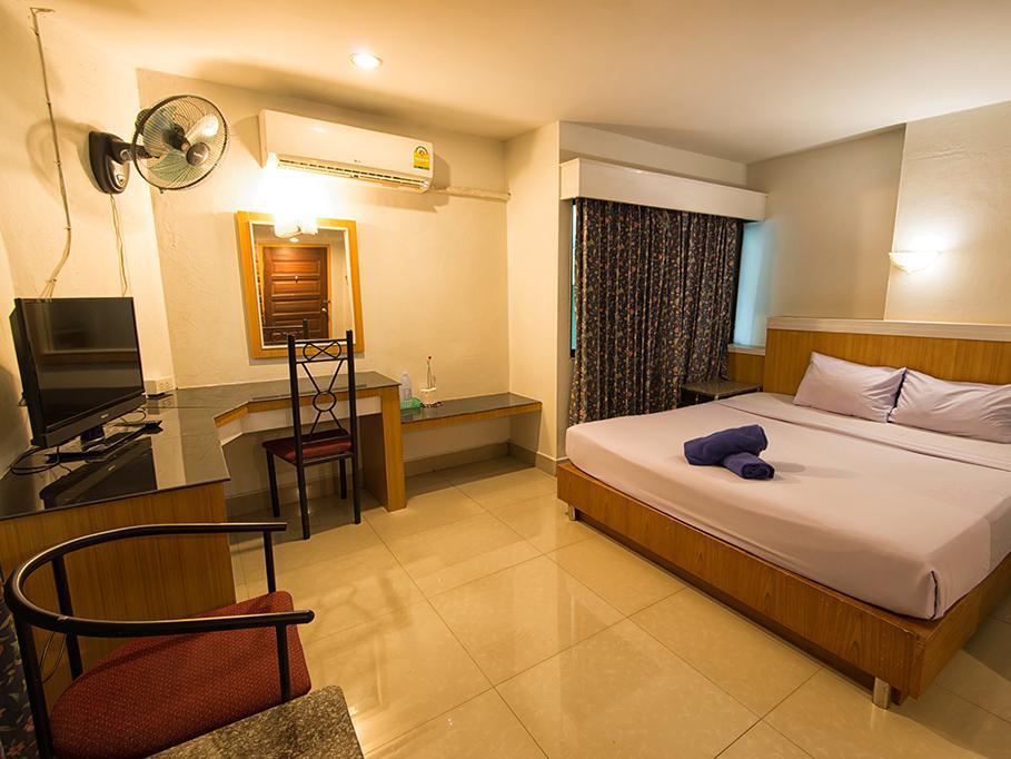 Satit Hotel Ideally located in the prime touristic area of Sadao, Satit Hotel promises a relaxing and wonderful visit. The hotel offers a wide range of amenities and perks to ensure you have a great time. 24-hour