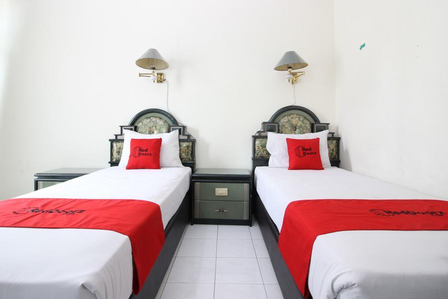 Akur Hotel Malioboro Located in Yogyakarta City Center, RedDoorz near Malioboro Mall is a perfect starting point from which to explore Yogyakarta. Featuring a satisfying list of amenities, guests will find their stay at t