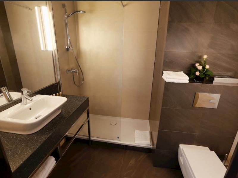 Mercure Gdynia Centrum Hotel The 3-star Mercure Gdynia Centrum Hotel offers comfort and convenience whether youre on business or holiday in Gdynia. The hotel has everything you need for a comfortable stay. To be found at the hot