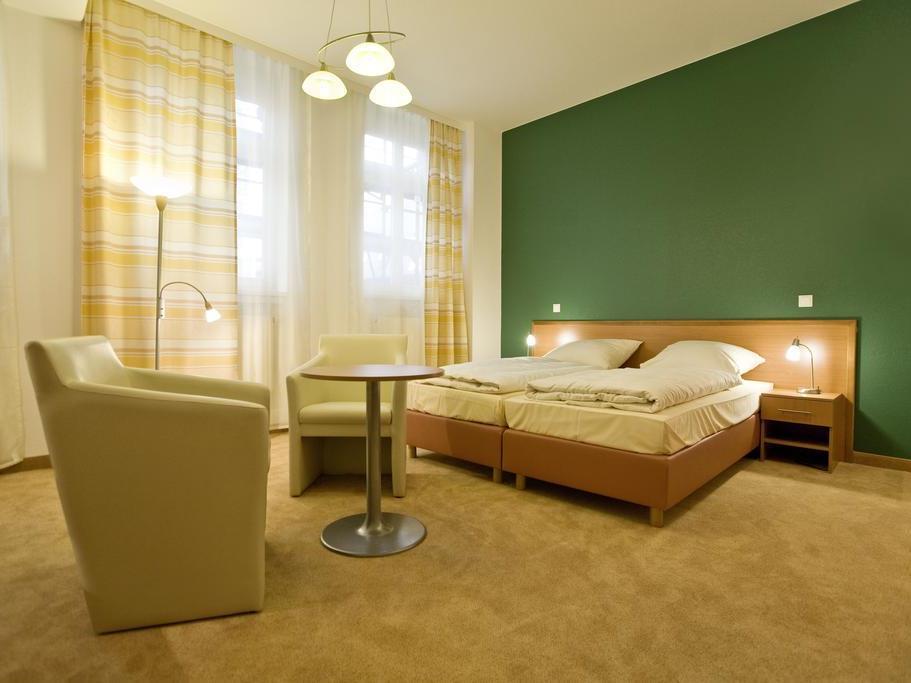 Hotel Bayrischer Hof Stop at Hotel Bayrischer Hof to discover the wonders of Heidelberg. Both business travelers and tourists can enjoy the hotels facilities and services. Facilities for disabled guests, luggage storage,