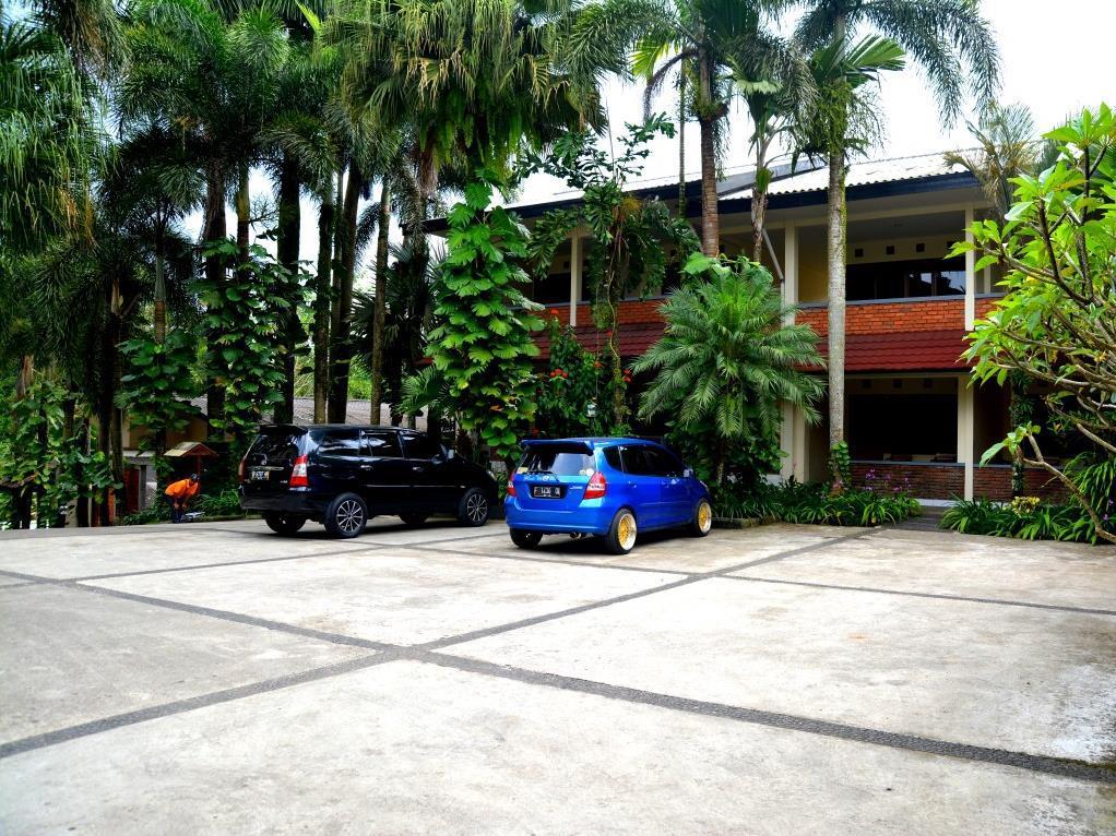 Augusta Sukabumi Hotel Augusta Sukabumi Hotel is conveniently located in the popular Cicantayan area. The hotel offers guests a range of services and amenities designed to provide comfort and convenience. Facilities like 24