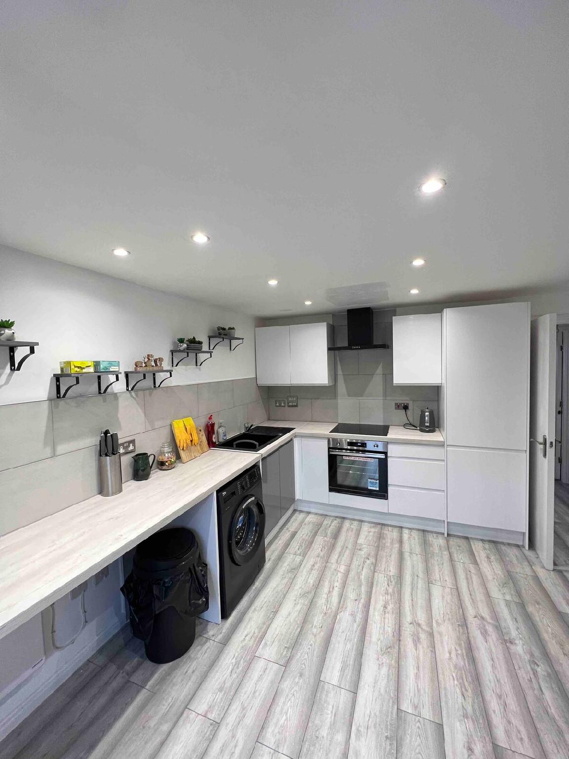 Lovely Modern 2 Bed Flat /w parking, close to town - Gallery image 3