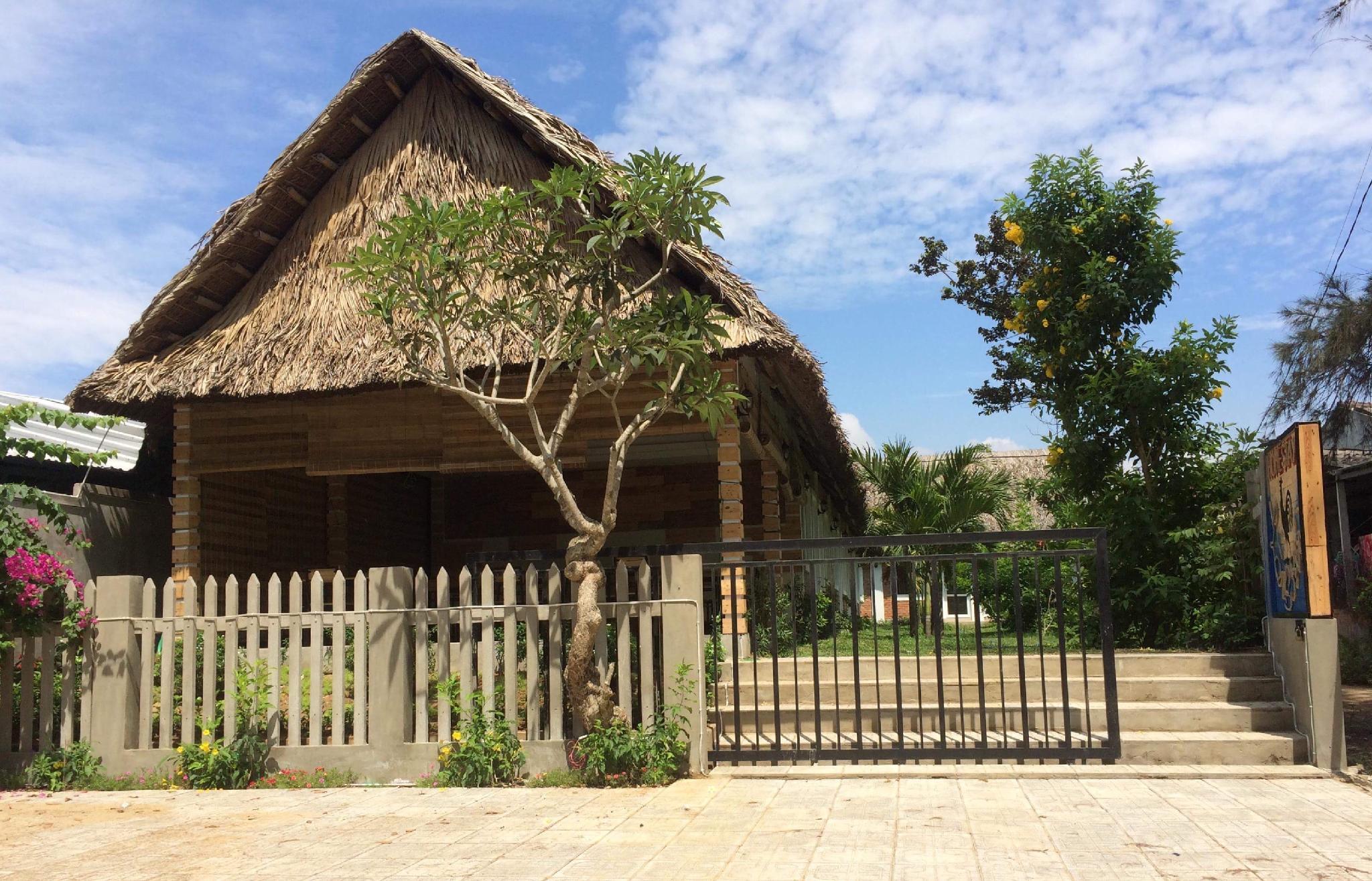 Lang Bien Homestay Set in a prime location of Quang Ngai, Lang Bien Homestays puts everything the city has to offer just outside your doorstep. The property offers a high standard of service and amenities to suit the in