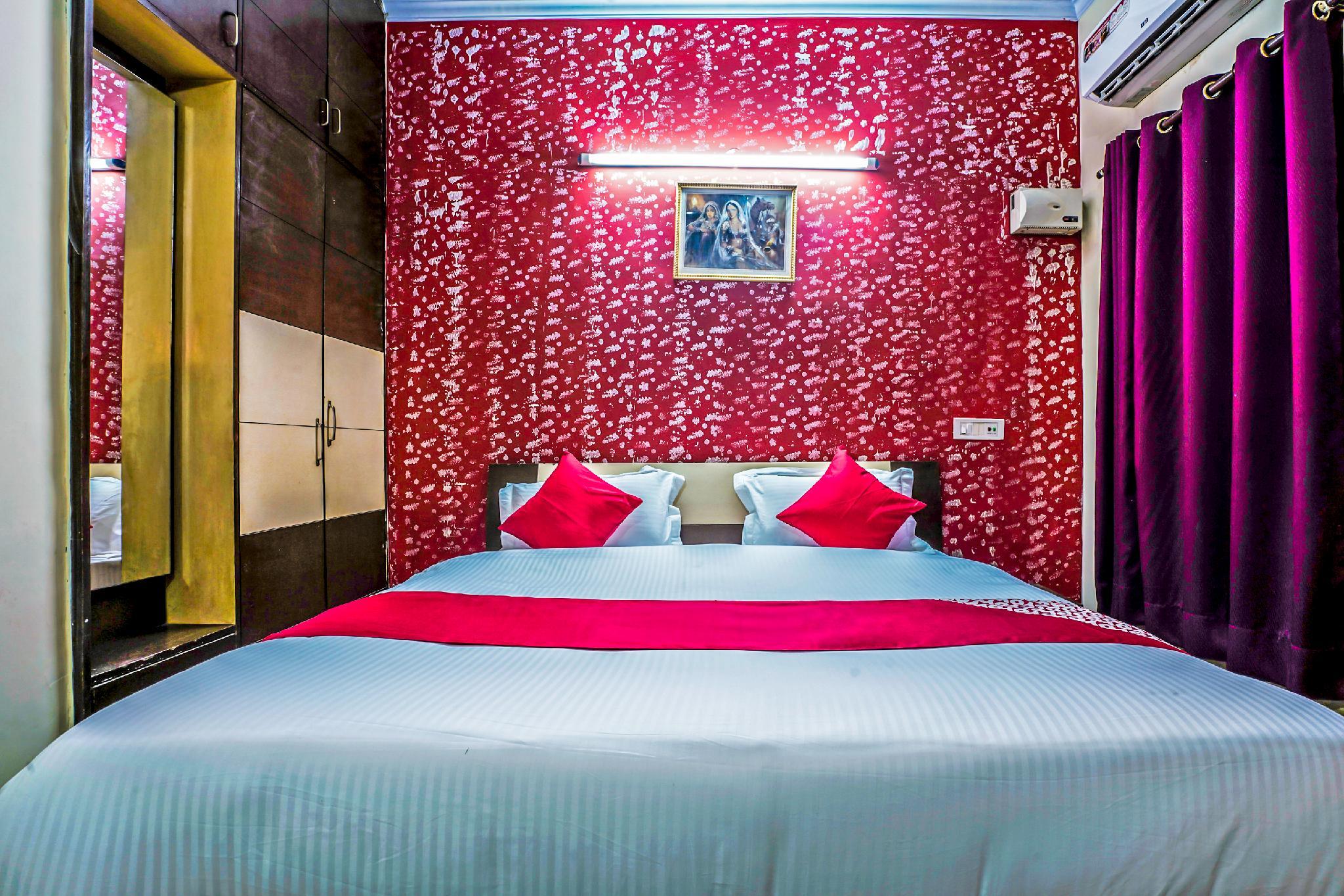 OYO 22533 Hotel Sunrise Blue The 3-star OYO 22533 Sun Blue offers comfort and convenience whether youre on business or holiday in New Delhi and NCR. Featuring a satisfying list of amenities, guests will find their stay at the pr