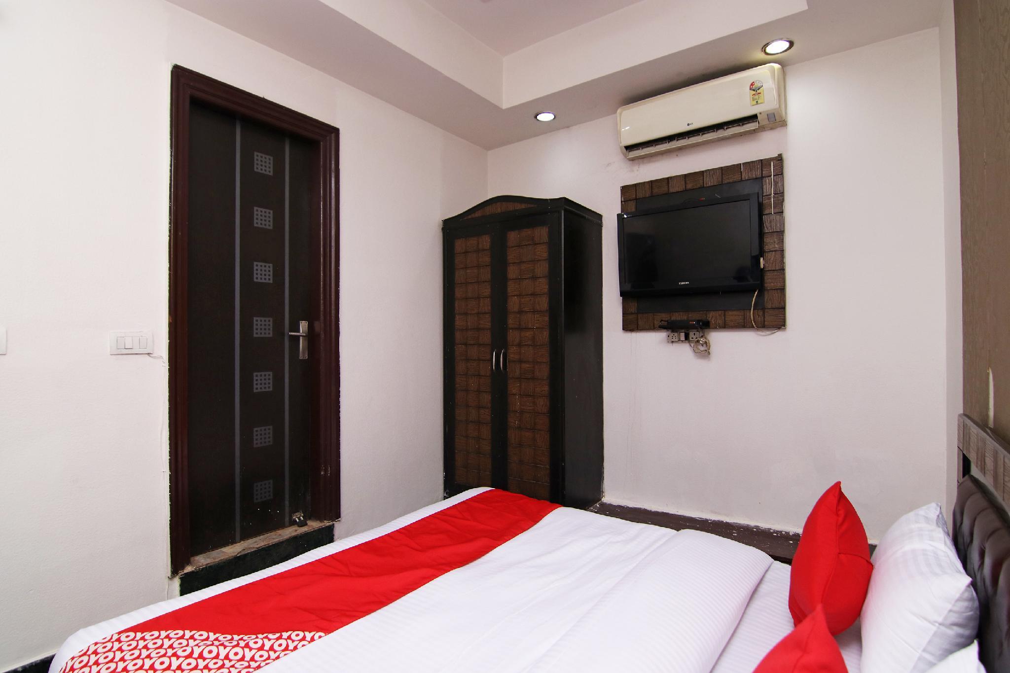 OYO 22756 Diksha Hotel The 3-star OYO 22756 Hotel Chinar Inn offers comfort and convenience whether youre on business or holiday in New Delhi and NCR. The property offers a wide range of amenities and perks to ensure you h