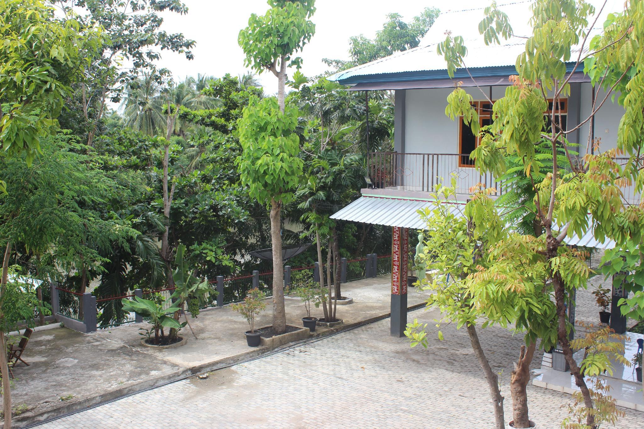 Pondok Wisata dan Restoran Elim Ideally located in the Waingapu area, Pondok Wisata dan Restoran Elim promises a relaxing and wonderful visit. The property has everything you need for a comfortable stay. Facilities like free Wi-Fi i