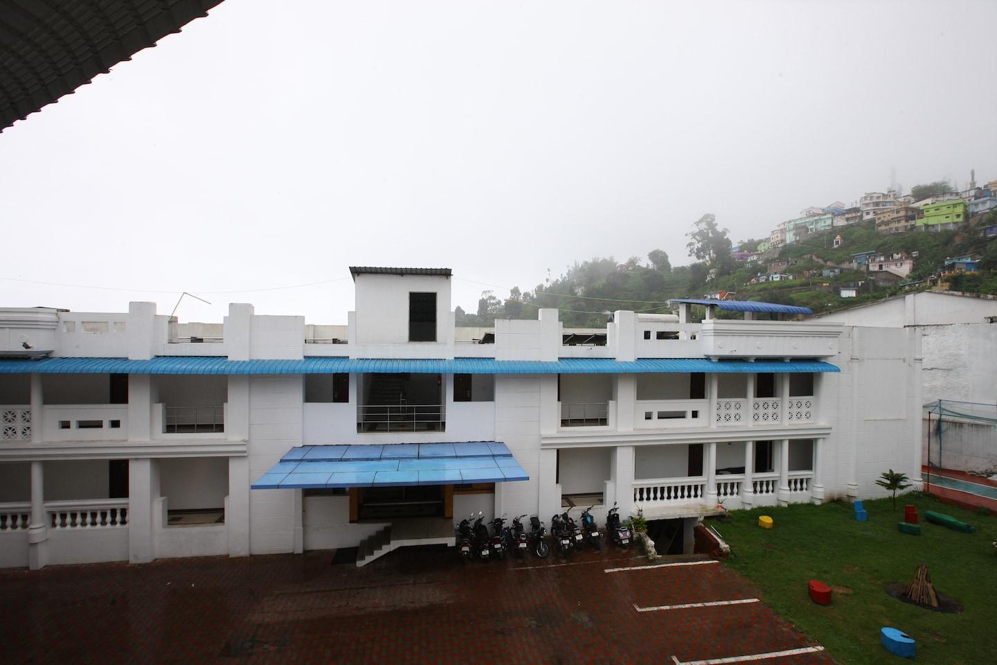 This photo about OYO 9950 Hotel Kurunji Meredian shared on HyHotel.com