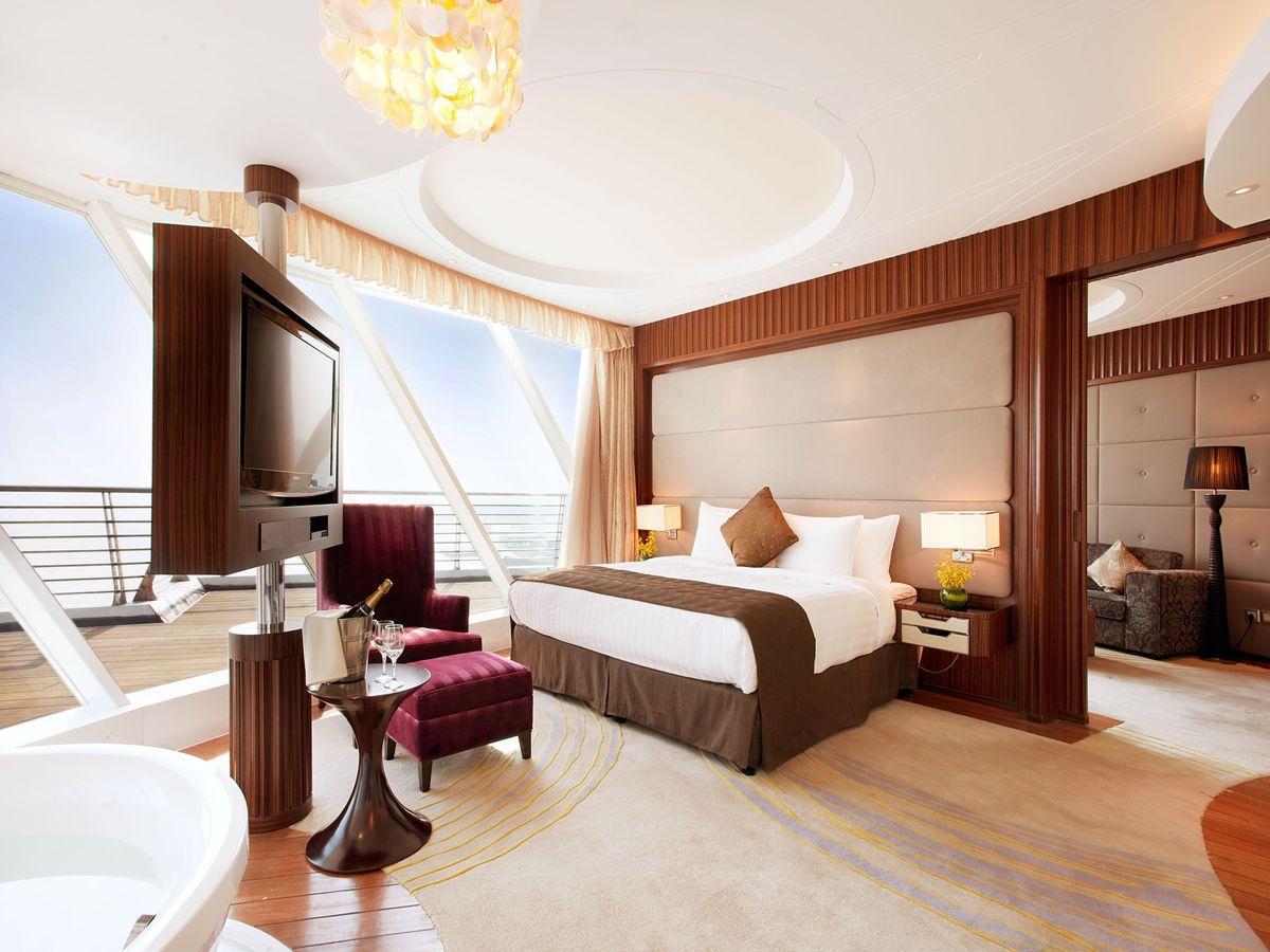 Crowne Plaza Suzhou Stop at Crowne Plaza Suzhou to discover the wonders of Suzhou. The hotel offers a wide range of amenities and perks to ensure you have a great time. Take advantage of the hotels free Wi-Fi in all roo