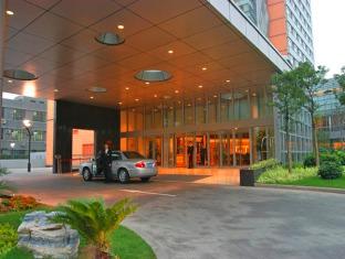 Crowne Plaza Shanghai Fudan Stop at Crowne Plaza Shanghai Fudan to discover the wonders of Shanghai. The property features a wide range of facilities to make your stay a pleasant experience. Service-minded staff will welcome and