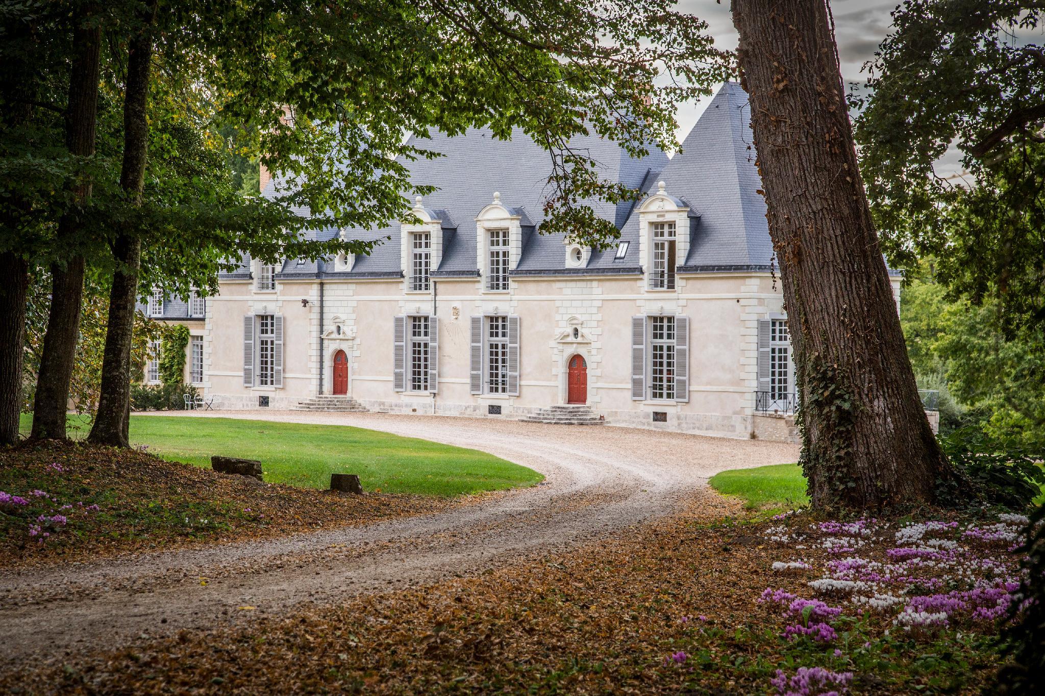 Chateau des Grotteaux Ideally located in the Huisseau-sur-Cosson area, Chateau des Grotteaux promises a relaxing and wonderful visit. Offering a variety of facilities and services, the property provides all you need for a 