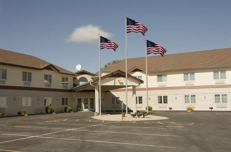 Econo Lodge Set in a prime location of Lake Mills (WI), Americas Best Value Inn puts everything the city has to offer just outside your doorstep. Offering a variety of facilities and services, the hotel provides 