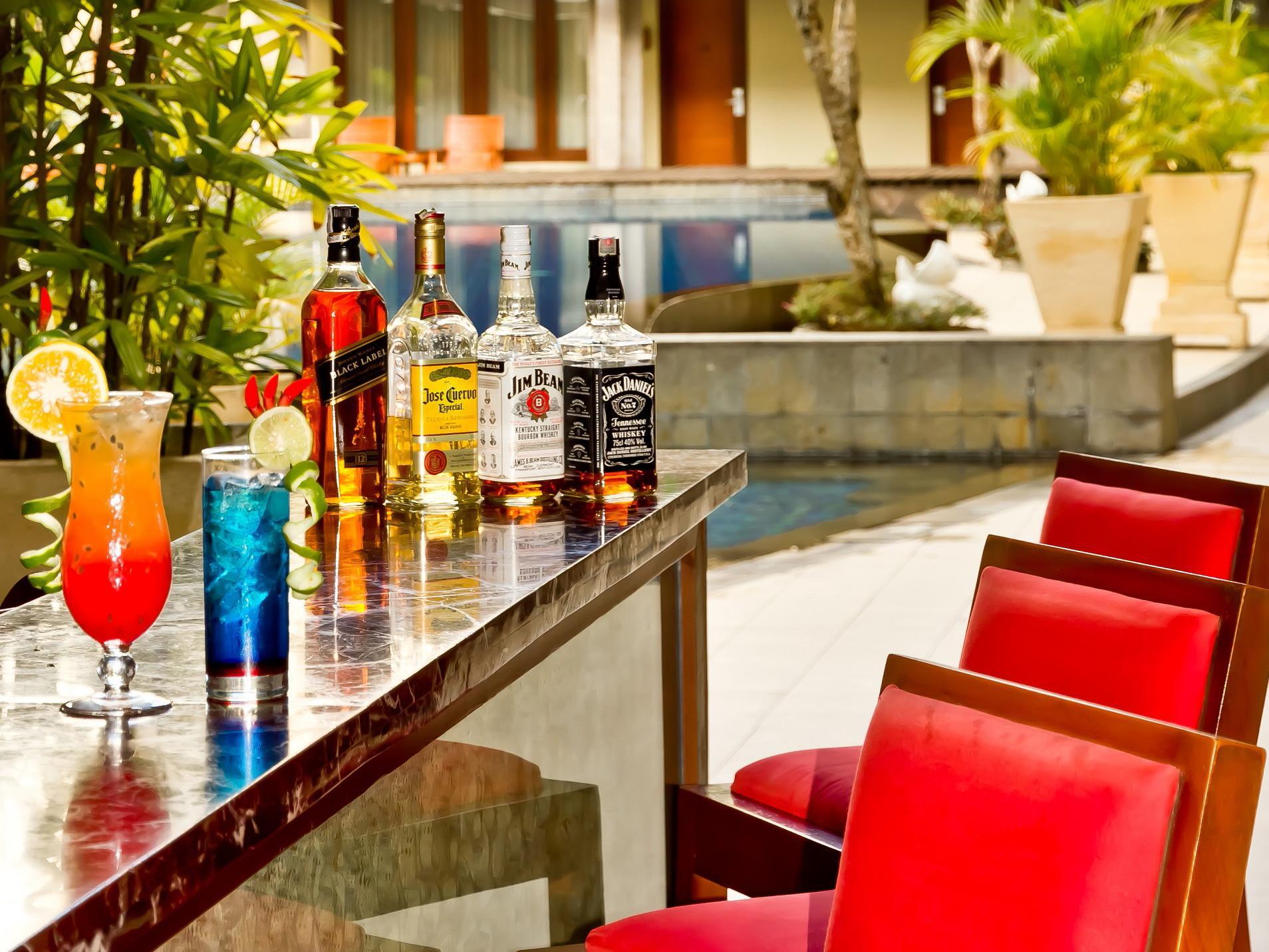 bar tepi kolam