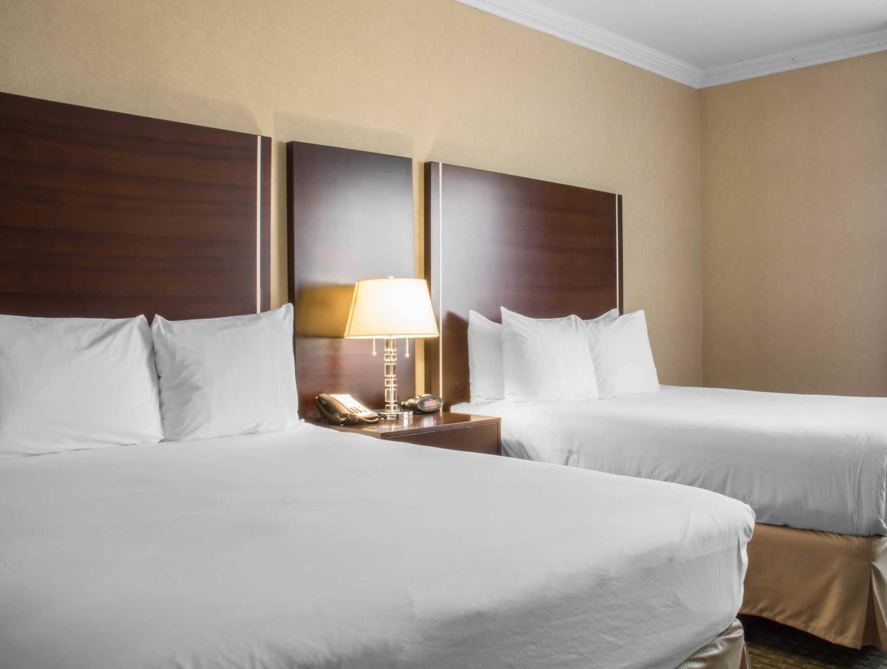 Quality Suites Oakville Located in Oakville, Quality Suites Oakville is a perfect starting point from which to explore Oakville (ON). Both business travelers and tourists can enjoy the hotels facilities and services. Wi-Fi 