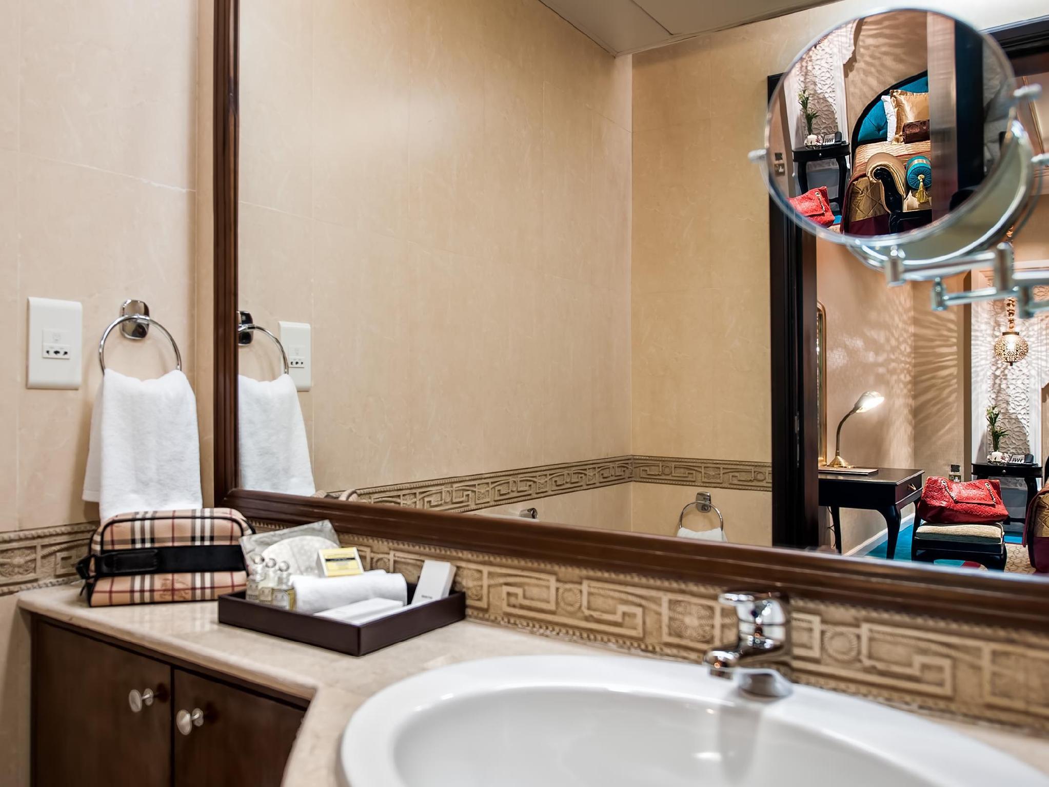 Saraya Corniche Hotel Located in Old Doha City, Saraya Corniche Hotel is a perfect starting point from which to explore Doha. The hotel offers a wide range of amenities and perks to ensure you have a great time. Service-mi