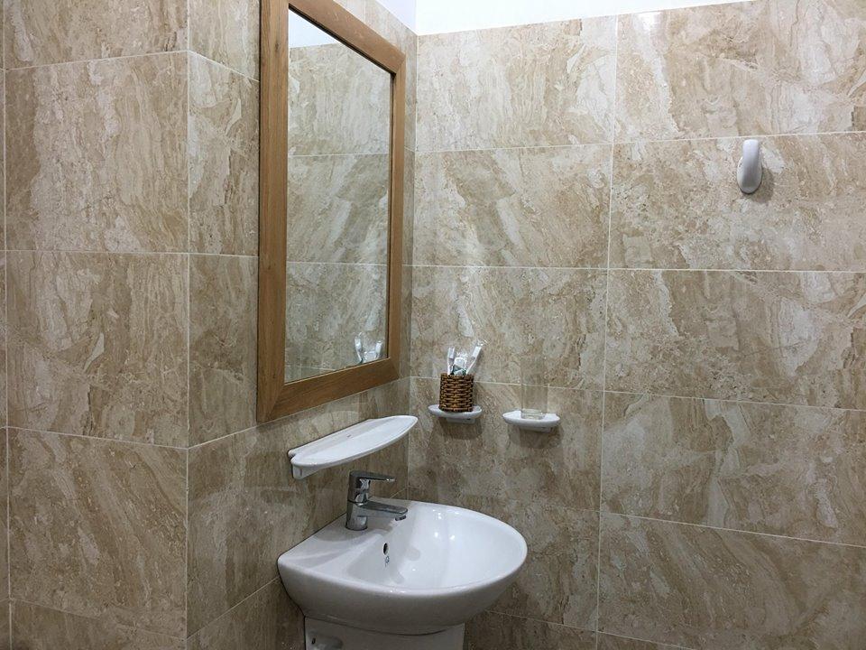 This photo about APARTMENT 606 - FREE AIRPORT SHUTTLE - 3 BEDS shared on HyHotel.com