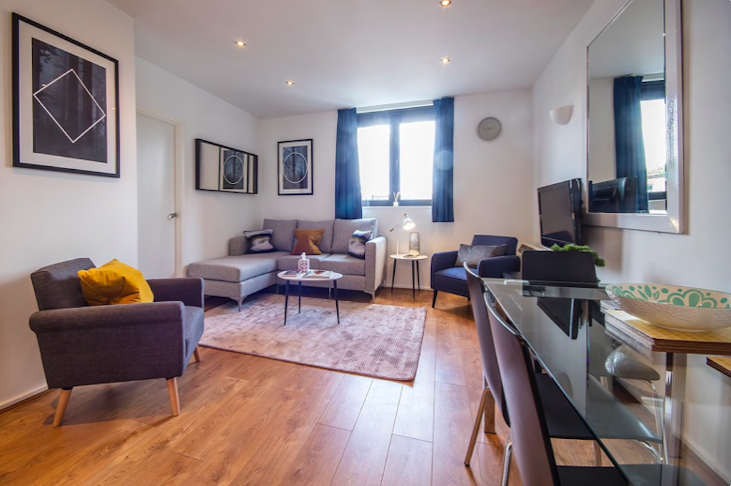 This photo about Spacious 3 Bedroom, Walk to Kensington Gardens shared on HyHotel.com